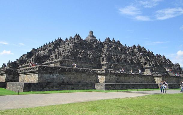 Borobudur temple in Java, where 432 Buddha statues are placed inside individual stupas. (22Kartika / CC BY-SA 3.0)