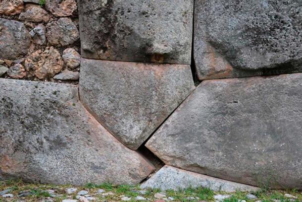 In the Sacsayhuamán Archaeological Park, there is also a separation between rocks produced by an earthquake of 1450. (Andina)