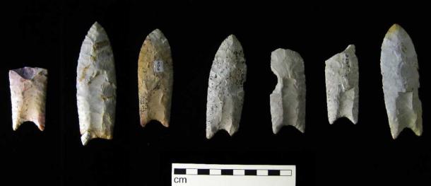 For comparison, the blades of the Clovis culture had distinctively shaped stone spear points, bifacial and typically fluted on both sides, known as the Clovis point. (CC BY-SA 3.0).