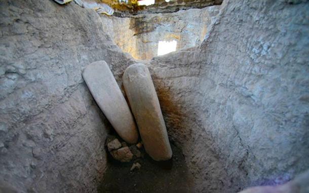 Finora, cinque stele pieni sono stati trovati nei fori.