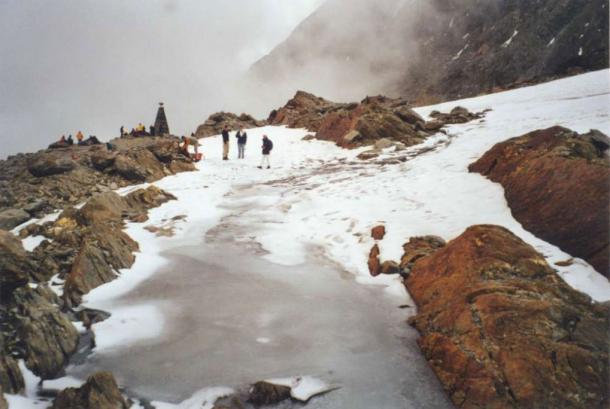 The Ötzi site still iced up, late August 2000. (J.H. Dickson et al)