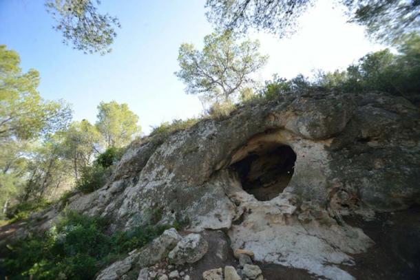The site of the cave Foradada (Calafell, Tarragona). (© Antonio Rodríguez-Hidalgo /University of Barcelona)