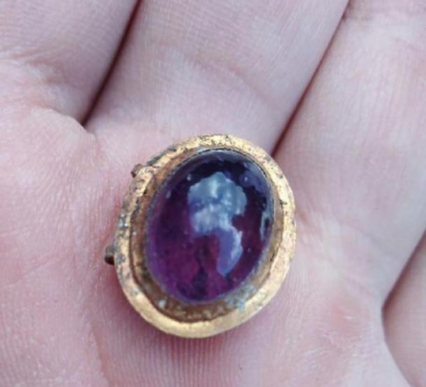 The violet amethyst medallion found in the tomb (Image: North Caucasus united archaeolog)