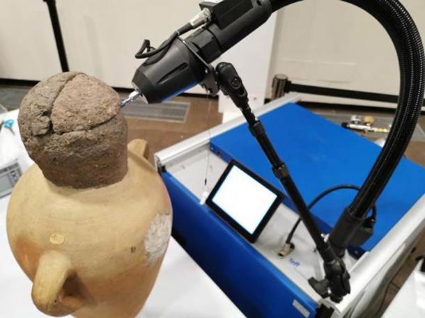 In the study the scientists used a mass spectrometer like this to examine the “gases” and thus smells in Kha and Merit’s tomb artifacts. (J. La Nasa / Journal of Archaeological Science)