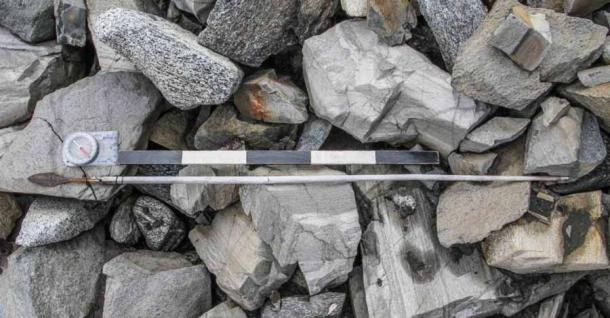 Una punta de flecha de mil años de antigüedad encontrada en las montañas de Jotunheimen en 2014. Está relativamente bien conservada, pero la ausencia de plumas y tendones muestra que ha estado fuera del hielo antes. (Consejo del condado de Oppland/Ice Secrets)