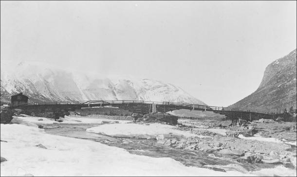 The latest timber incarnation of Vollungsbrua (pre-1912), a bridge linking Lendbreen to inter-regional routes. (Image: Gudbrandsdalsmusea, Norddalsarkiva avd. Skjåk)