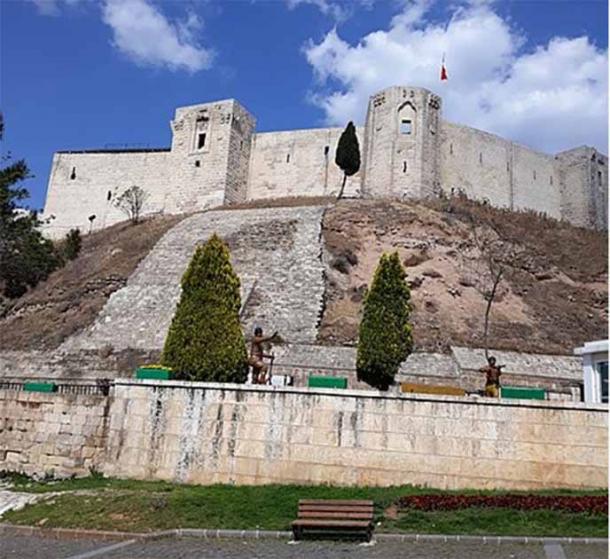 Walls and towers of Gaziantep Castle before the damage (ToprakM/ CC BY-SA 4.0)