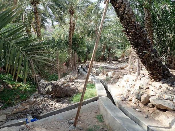 Parte del sistema de riego falaj modernizado pero tradicional todavía presente en partes de los Emiratos Árabes Unidos. (Altaf Habib, CC BY-SA 4.0)