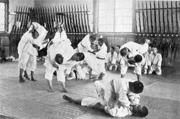 Entrenamiento de jujutsu en una escuela agrícola en Japón alrededor de 1920. (Dominio público)