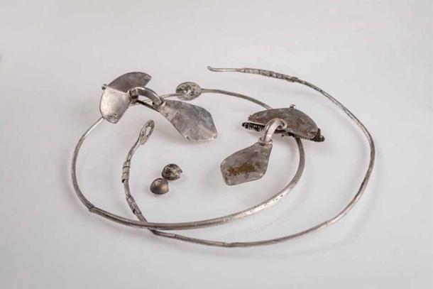 The treasure trove unearthed within the Goth graves included two silver necklaces, two silver fibulae and elements of a necklace made from small silver beads. (Olaf Popkiewicz)