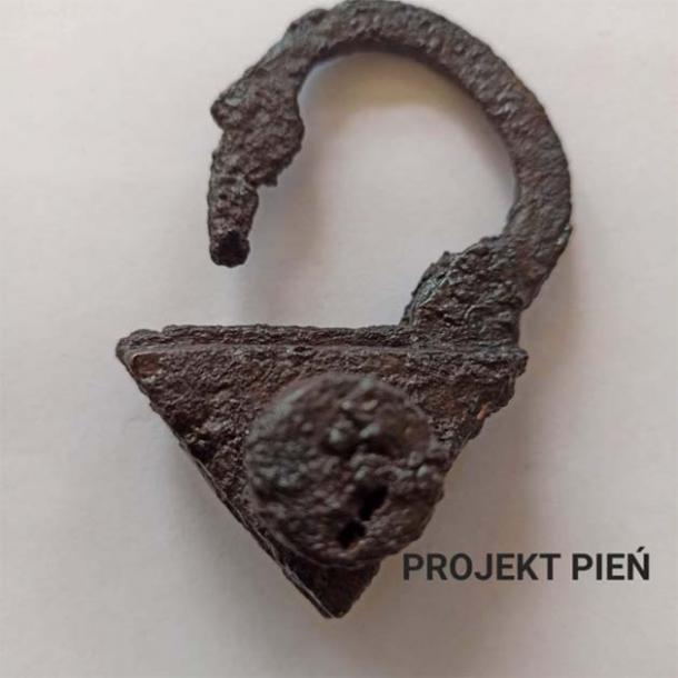 The triangular “anti-vampiric” padlock discovered attached to the feet in the vampire child burial. (Institute of Archaeology - Nicholaus Copernicus University, Torun)