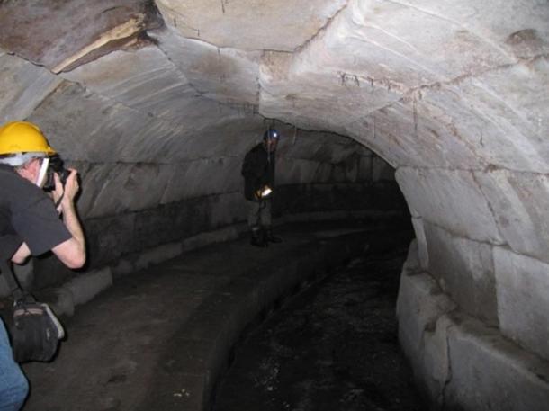 Dentro de un túnel de la alcantarilla de Roma, la Cloaca Maxima.