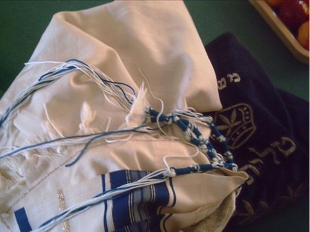 A tzitzit with blue dyed tassels