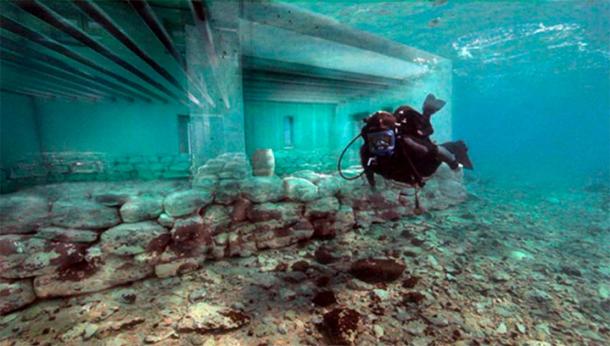 Los restos submarinos y los pilares y muros reconstruidos digitalmente de uno de los edificios.  (Proyecto de Arqueología Subacuática Pavlopetri)
