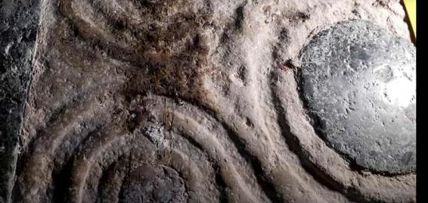 Los patrones decorativos de piedra cosmatescos únicos y elegantes que se encuentran en el otro lado de la losa de piedra se encuentran apoyados contra la pared en un pasillo oscuro de la Iglesia del Santo Sepulcro en Jerusalén. (Captura de pantalla de YouTube/Reuters)