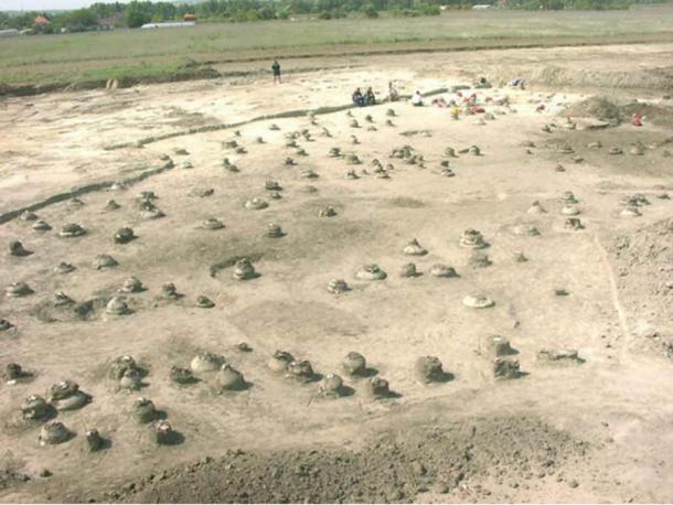 Szigetszentmiklós-Ürgehegy ‘urnfield’ during excavation. (PLoS ONE)