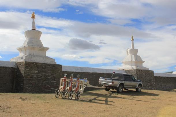 El sistema de medición SQUID tirado por un vehículo en funcionamiento fuera del Monasterio Budista Erdene Zuu, fundado en 1586 y probablemente erigido sobre el antiguo Palacio Karakorum. (J. Bemmann / Antiquity Publications Ltd)