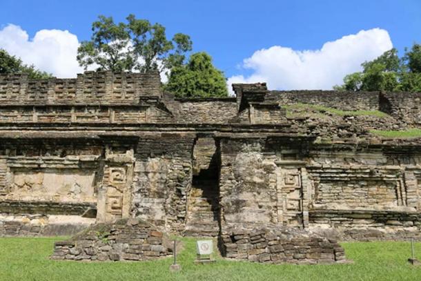 A very ornate building façade belonging to one of the elite palaces in the area known as Tajin Chico. (Photo © Marco Vigato)