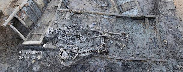 Two victims of the flood found prone on a wooden bed. (Storozum / Scientific Reports)