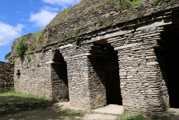 Une vue de l’entrée de l’ancien labyrinthe maya de Toniná, à la base de l’Acropole, d’où il est possible d’apprécier les trois portes encorbellement qui donnent accès à la structure. (Photo : ©Marco M. Vigato)
