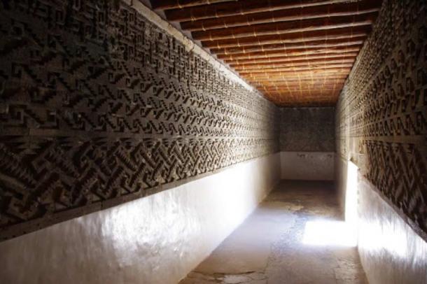 Una vista de una de las cámaras laterales del “Grupo de Columnas” de Mitla, que muestra más de los intrincados mosaicos y la decoración esculpida en las paredes interiores.  (Marco Vigato)