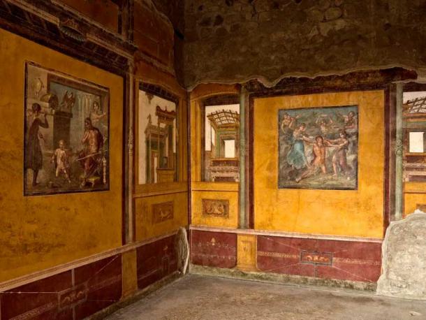 Una vista del Salón de Penteo, que muestra frescos, incluido un fresco que representa al niño Hércules asfixiando serpientes que adorna el 'triclinium' o comedor (Parco Archeologico Pompei)