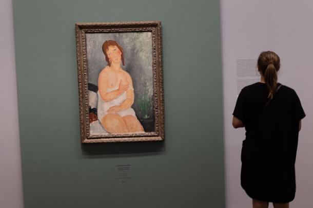 Museum visitor with ‘Young Woman in a Shirt’ (1918) by Amedeo Modigliani at the Albertina Museum, Vienna. (eSeL REZEPTION)