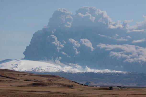 The volcanic plume of the 2010 Hvolsvöllur volcanic eruption in Iceland. The Ilopango mega-eruption plume would have been many, many times bigger: extending 28 miles into the upper atmosphere. It was big enough to cool the planet for nearly 18 months. (Boaworm / CC BY 3.0)