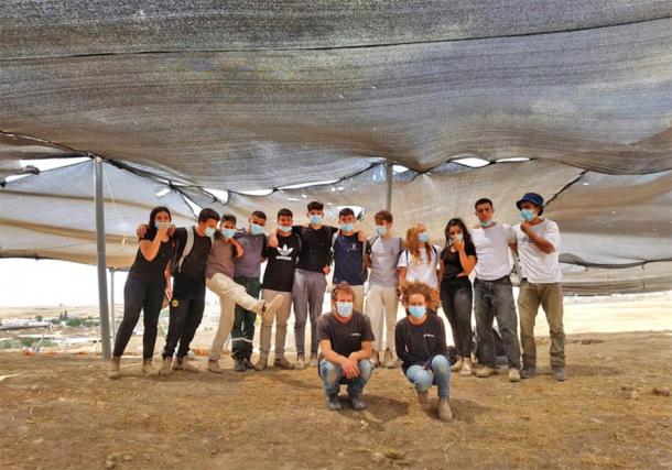 Algunos de los voluntarios que trabajaron en el sitio de excavación de la fábrica de jabón más antigua del mundo en Rahat, Israel (Emil Aladjem/Autoridad de Antigüedades de Israel)