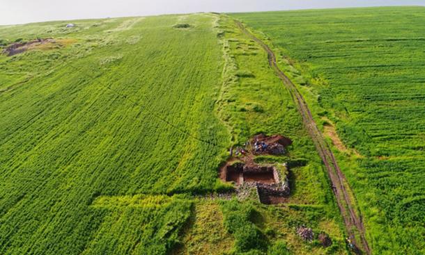 The walls of Qalatga Darband, running down to Lake Dokan. 