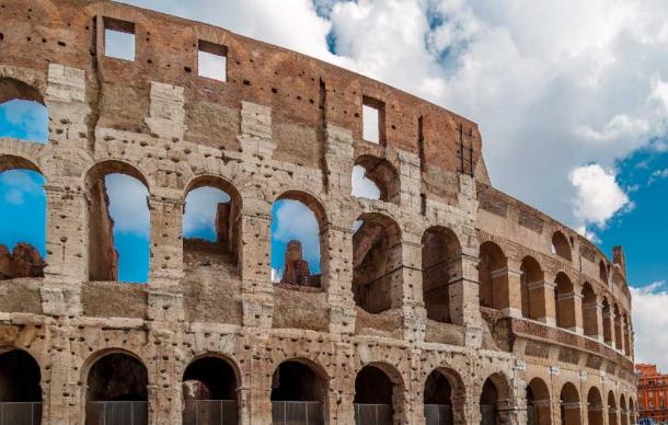 Le mura esterne del Colosseo romano, butterate dai vandali che hanno rimosso i morsetti di ferro (vredaktor / Adobe Stock)