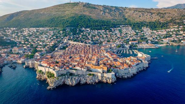 The walls of Dubrovnik are still visible, even today. (Public domain)