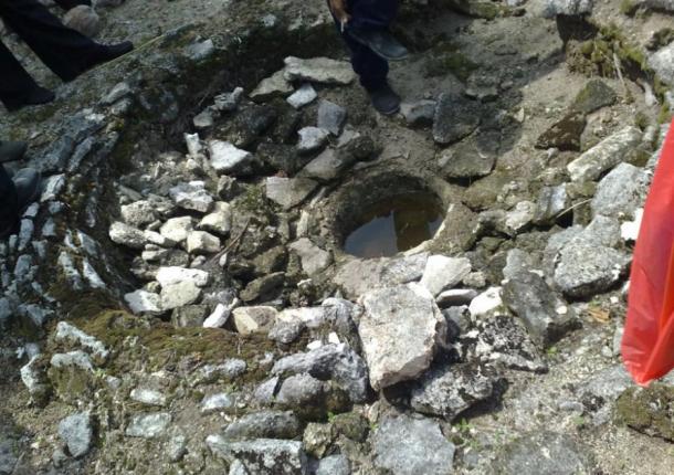 A water hole in a dwelling of the Kuruhinna Tharaagandu ruins (CRC43 / CC BY-SA 3.0)