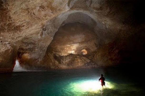 地下ダイバーは、洞窟システムの水の多くの体を探検