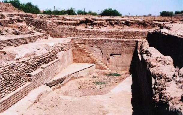 Sophisticated water reservoir. Dholavira, India.