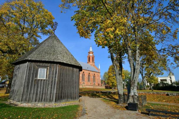 The wooden chapel on the Kernavė Archaeological Site (Falvijus Piliponis / Adobe Stock)