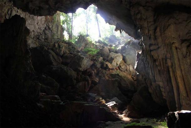 The wide, steep entrance to Tam Pà Ling channelled sediments and fossils into the cave over a long time period. (Kira Westaway/The Conversation)