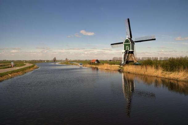 The windmills, polders and waterways of Alblasserwaard. (jstuij / Adobe Stock)