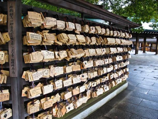 Wishing / prayer wooden tablets at Meiji Shrine, Tokyo (thaifairs / Adobe Stock)