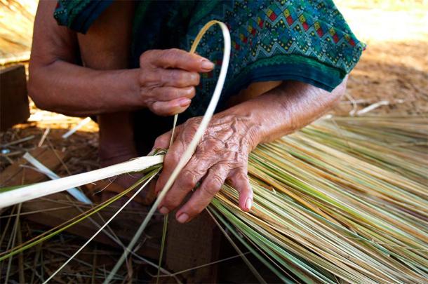 A woman in the Philippines using traditional weaving methods. (MICHEL / Adobe Stock)