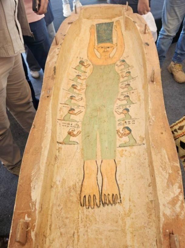 The wooden coffin lid