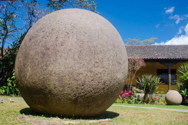 Habría sido difícil mover esta esfera gigante, pero probablemente se trasladó aquí en el pasado para adornar una propiedad importante. (Mardoz/Adobe Stock)
