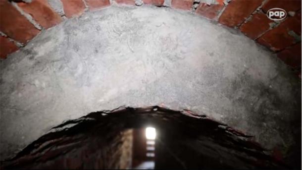 The year 1933 was carved onto newly applied plaster. A screenshot of the video. (Science in Poland)