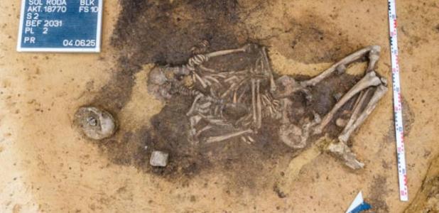 Archaeological excavation revealing 4,500-year-old dog teeth-decorated bags buried with elite women and infants at Krauschwitz