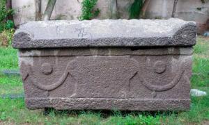 Flesh-eating sarcophagus, Assos, Turkey. Source: Häferlkaffee / Twitter