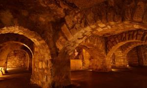 The haunting beauty of the deep labyrinth of Buda Castle. Source: CC BY-SA 3.0 