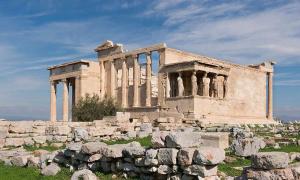 The Erechtheion temple on the Athens acropolis with the six “mistaken” Ottoman harem caryatids on the right side a bit back from the front of the temple.		Source: Jebulon / CC0