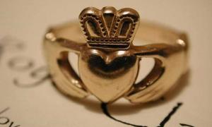 A gold Claddagh wedding ring. 