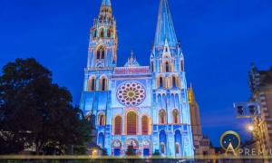 The illuminated Our Lady of Chartres cathedral, France (kovalenkovpetr / Adobe Stock)