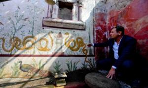 Massimo Osanna at the shrine in Pompeii. 